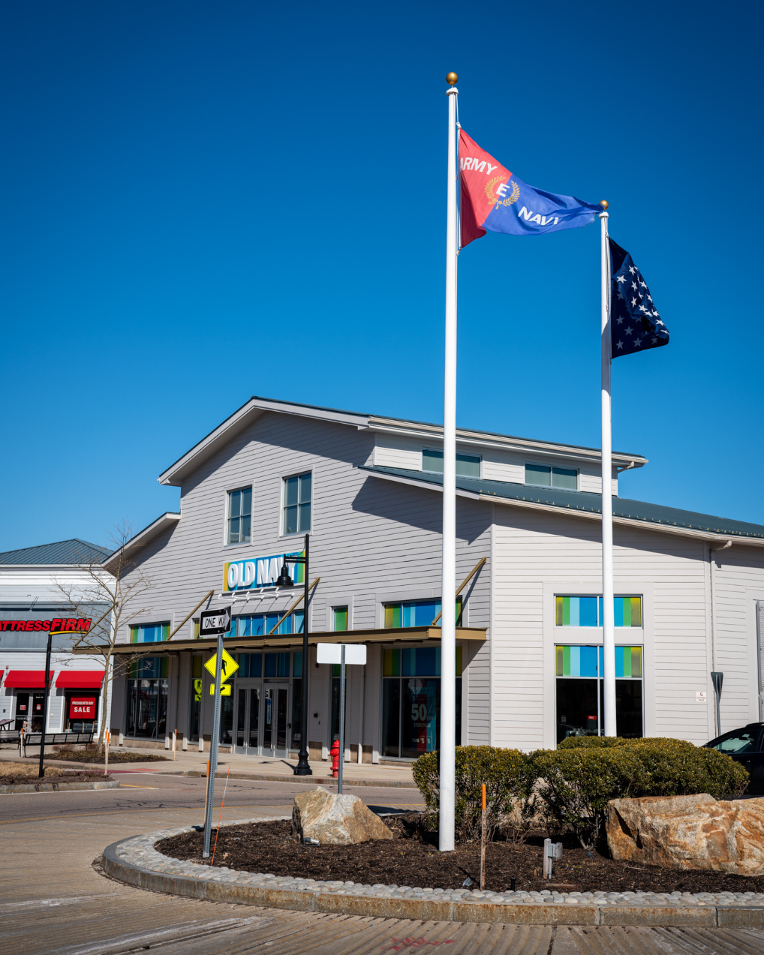 Zeus Flagpoles Aeolus Series in front of a commercial building